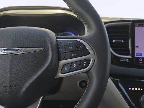 Used 2023 Chrysler Pacifica Touring-L FWD image 21
