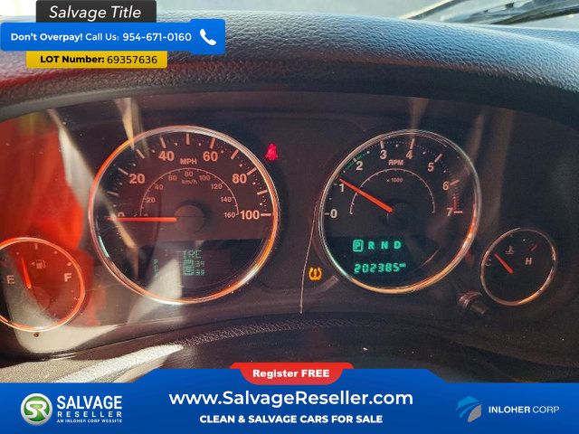 Used 2017 Jeep Wrangler Unlimited Sahara w/ Connectivity Group AWD/4WD image 12