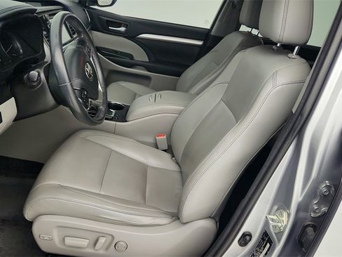 Used 2015 Toyota Highlander XLE image 17