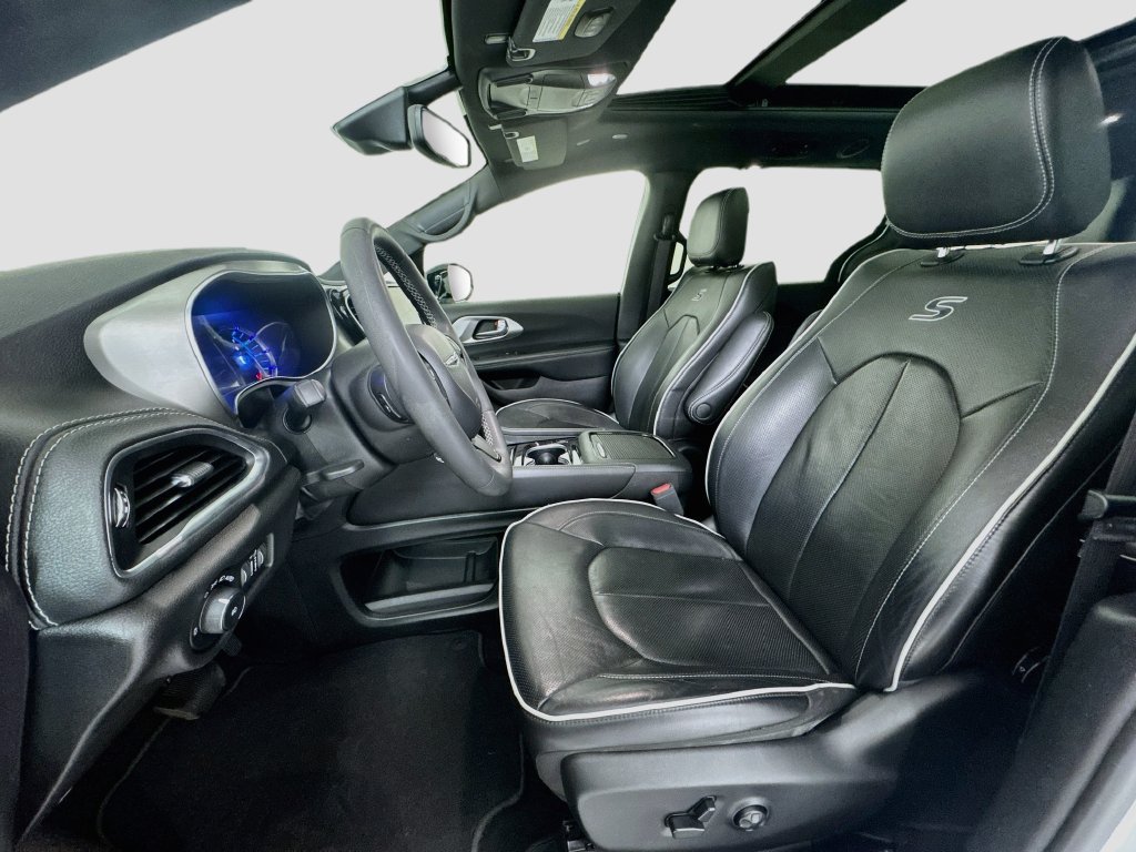 Used 2023 Chrysler Pacifica Limited w/ S Appearance Package FWD image 11