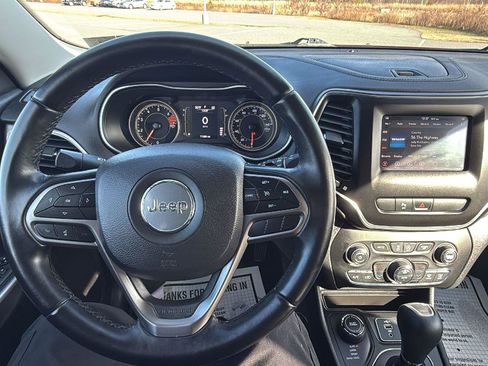 Used 2019 Jeep Cherokee Latitude Plus w/ Comfort/Convenience Group image 27