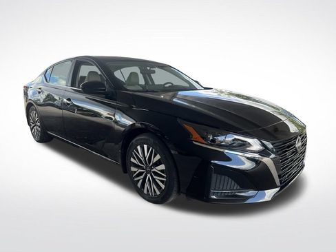 Certified 2024 Nissan Altima 2.5 SV w/ SV Premium Package FWD image 3