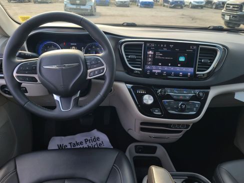 Used 2024 Chrysler Pacifica Touring-L image 14