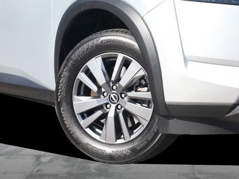 Certified 2025 Nissan Pathfinder SV FWD image 3
