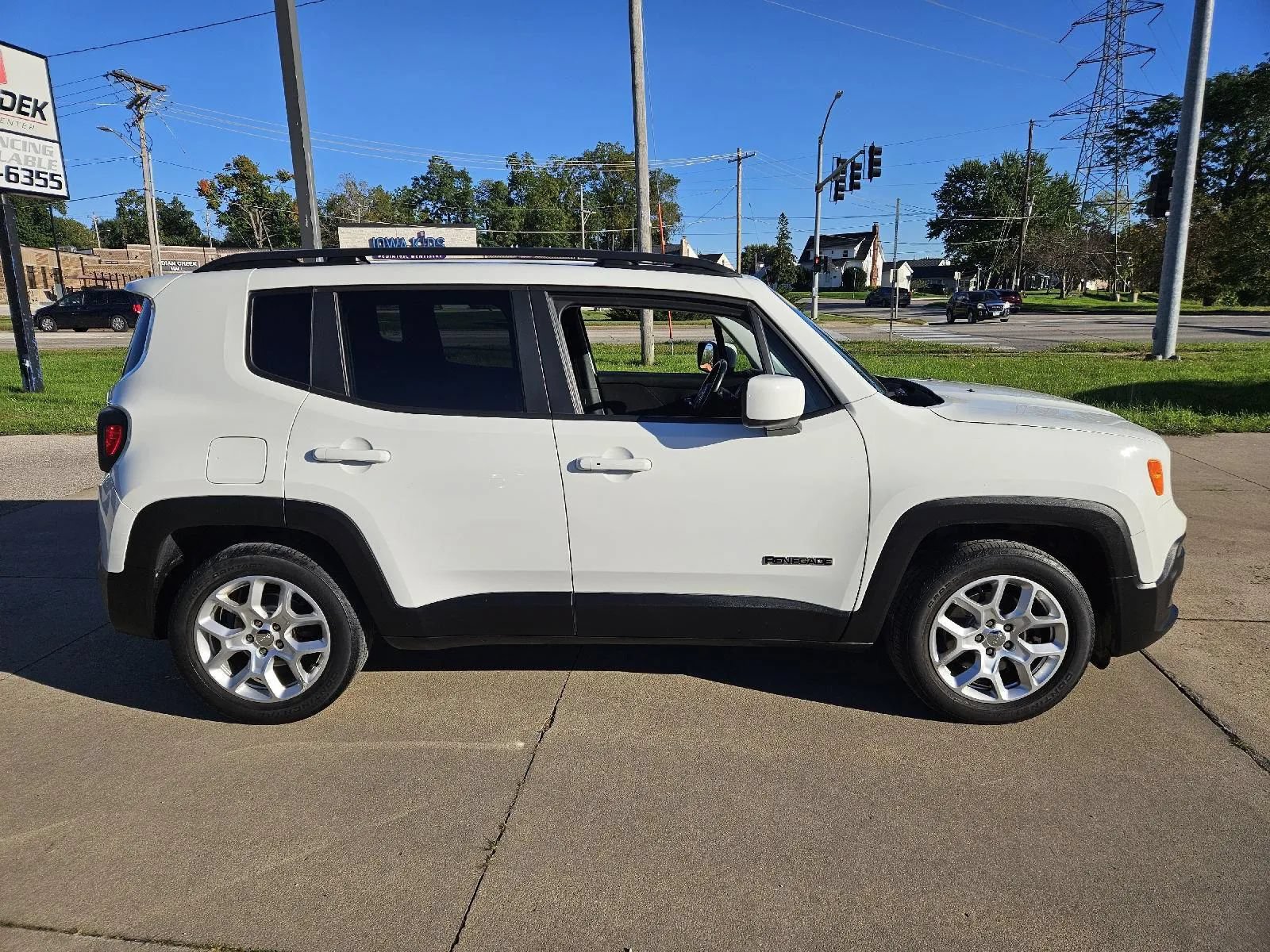 Used 2018 Jeep Renegade Latitude w/ Cold Weather Group FWD image 4