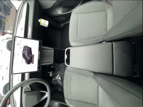 Used 2026 Tesla Model Y 2WD image 33