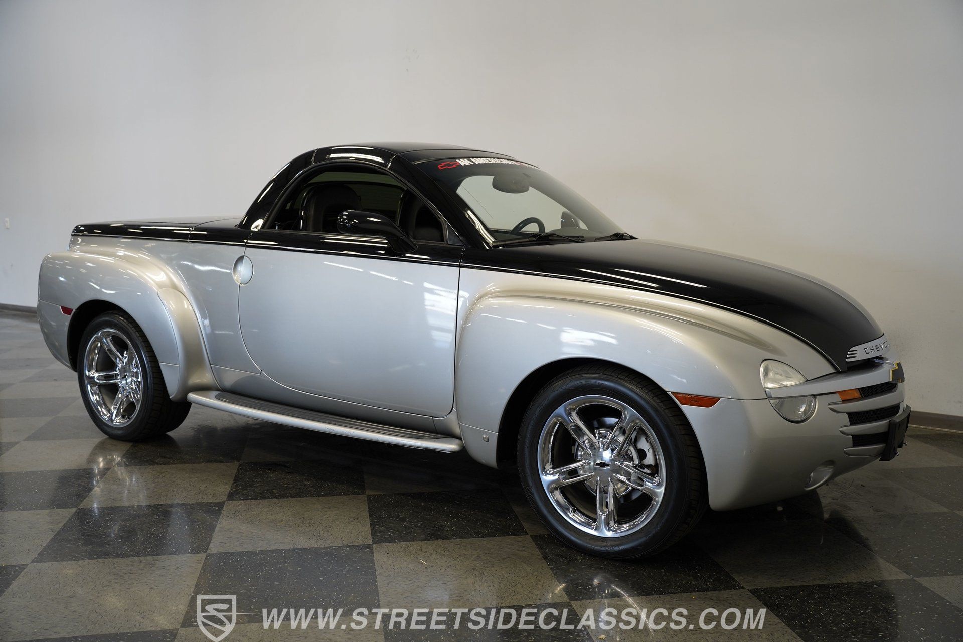 Used 2006 Chevrolet SSR w/ Preferred Equipment Group RWD image 16