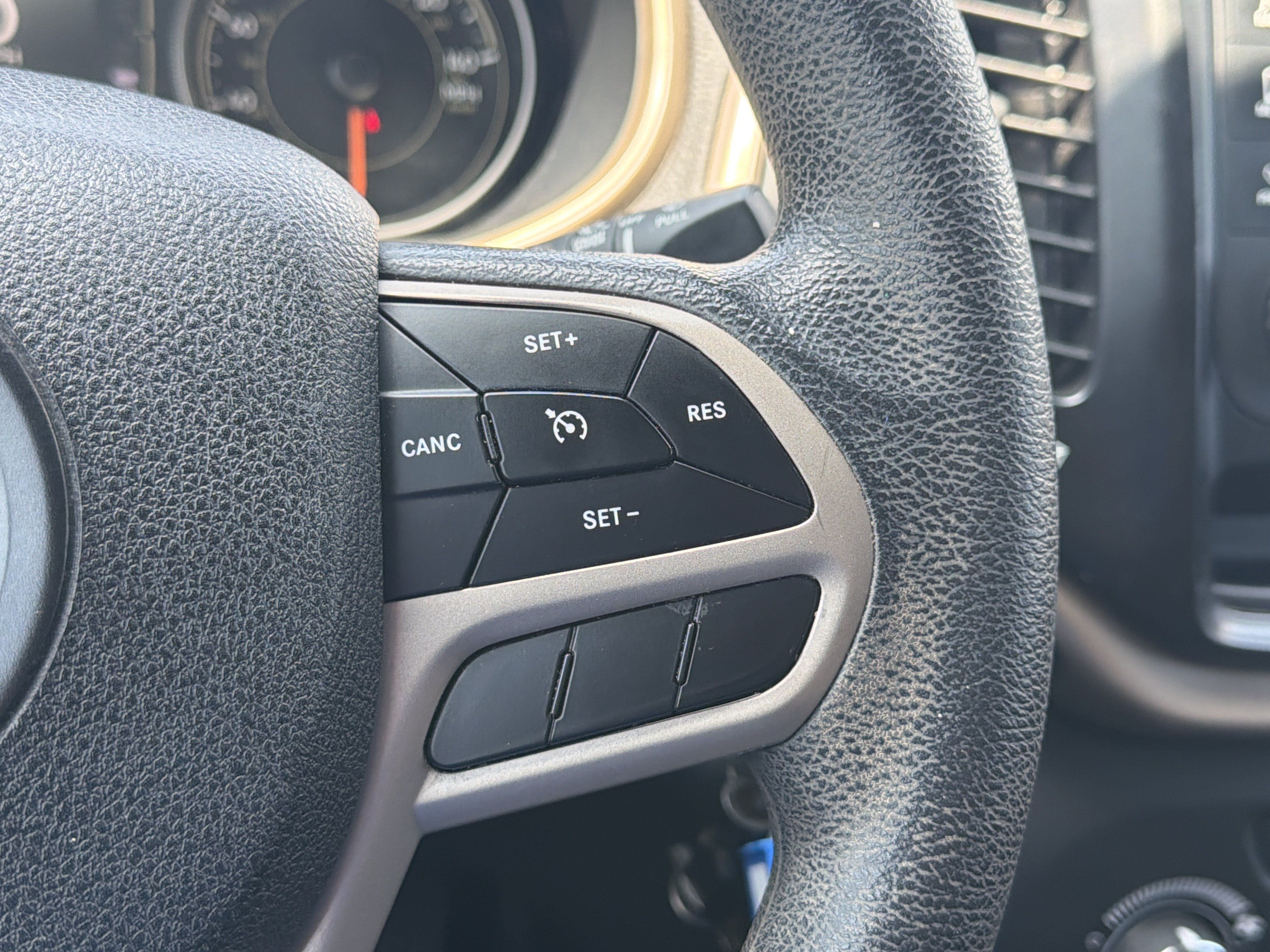 Used 2018 Jeep Cherokee Latitude FWD image 15