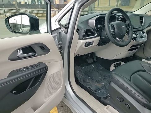 Used 2024 Chrysler Pacifica Limited FWD image 15