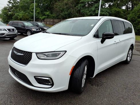 Used 2024 Chrysler Pacifica Touring-L FWD image 18