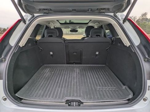 Used 2022 Volvo XC60 B5 Momentum image 29