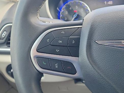 Used 2023 Chrysler Pacifica Touring-L FWD image 24