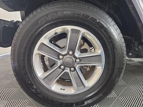 Used 2018 Jeep Wrangler Unlimited Sahara AWD/4WD image 7