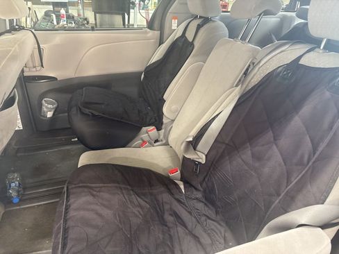 Used 2018 Toyota Sienna LE image 19