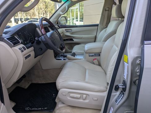 Used 2013 Lexus LX 570 4WD w/ Luxury Pkg w/Pre-crash image 15