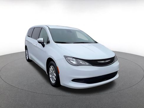 Used 2023 Chrysler Voyager LX image 3