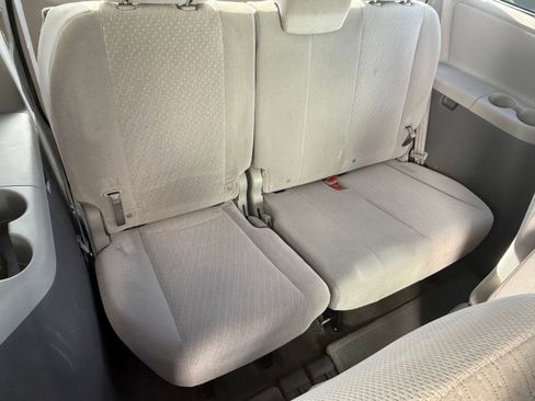 Used 2017 Toyota Sienna LE image 32