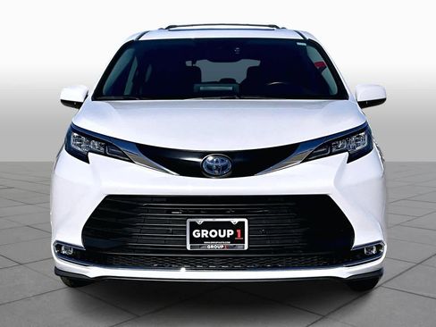 Used 2023 Toyota Sienna XLE image 4