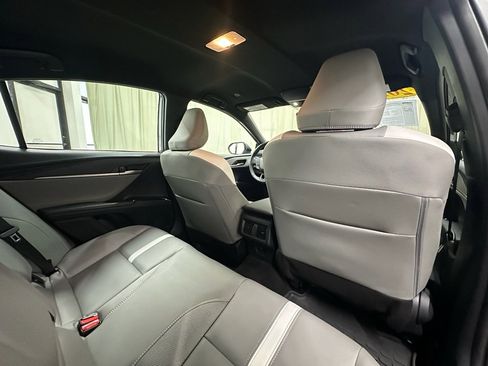 Used 2025 Toyota Camry SE w/ Convenience Package image 19
