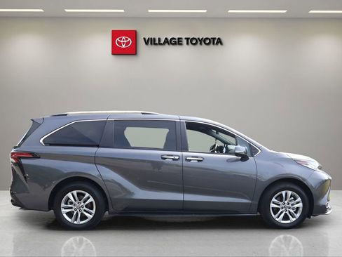 Used 2025 Toyota Sienna Limited FWD image 6