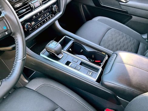 Used 2025 Nissan Pathfinder SV image 16