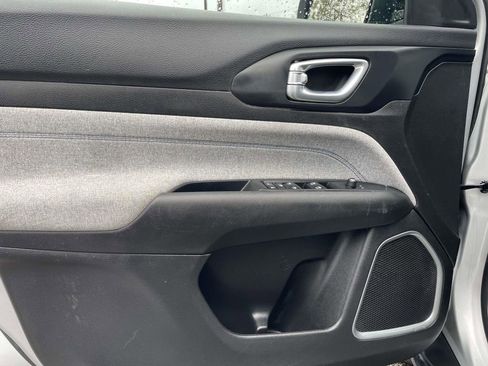 Used 2024 Jeep Compass Latitude image 16