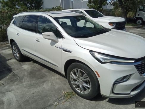 Used 2023 Buick Enclave Essence w/ Experience Buick Package image 3