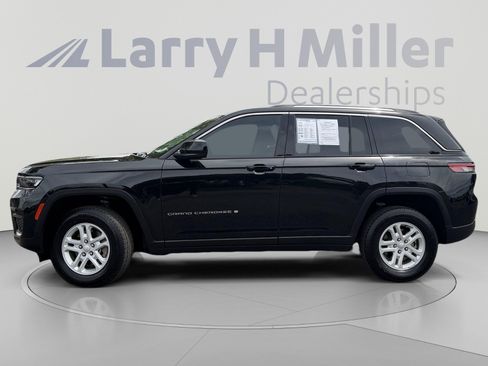Used 2023 Jeep Grand Cherokee Laredo AWD/4WD image 2
