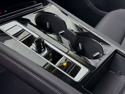 Used 2025 Volkswagen Atlas SE image 18