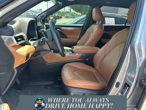 Used 2024 Toyota Highlander Platinum AWD/4WD image 5