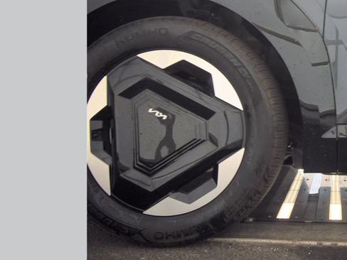 Used 2024 Kia EV9 Land image 9