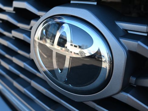 Used 2021 Toyota Tacoma TRD Sport w/ Technology Package image 12