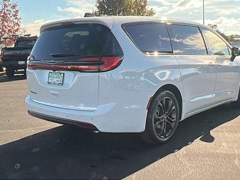 New 2026 Chrysler Pacifica Select image 3