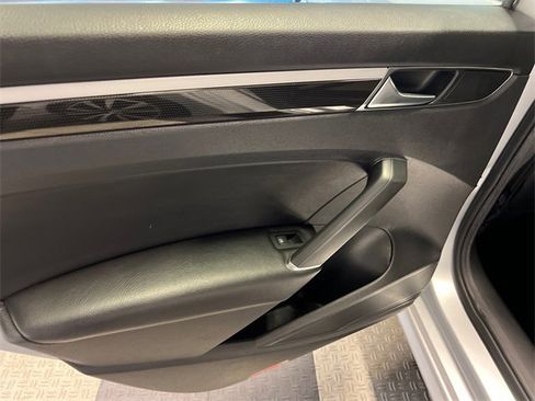 Used 2018 Volkswagen Passat 3.6 image 13