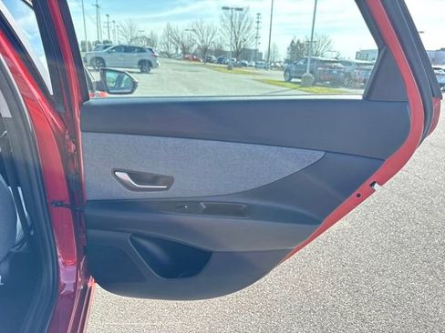 Used 2021 Hyundai Elantra Limited image 16