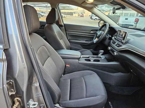 Used 2025 Nissan Altima 2.5 SV FWD image 17