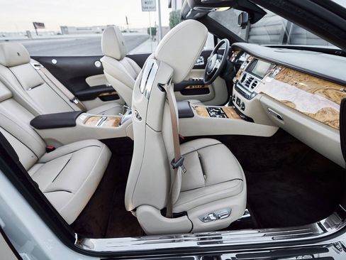 Used 2017 Rolls-Royce Dawn image 41