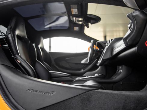 Used 2022 McLaren GT RWD image 37