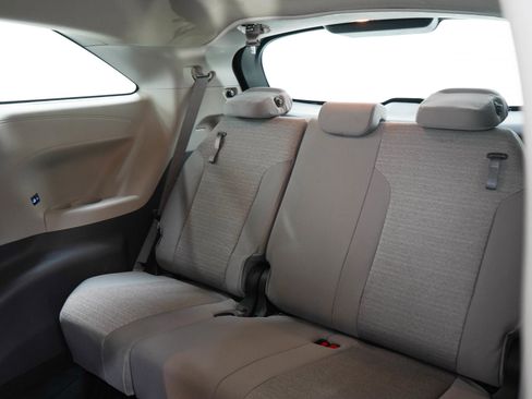 Used 2021 Toyota Sienna LE AWD/4WD image 14