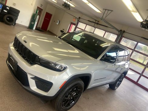 New 2025 Jeep Grand Cherokee Altitude image 7