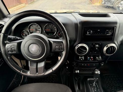 Used 2016 Jeep Wrangler Unlimited Sahara w/ Connectivity Group image 18