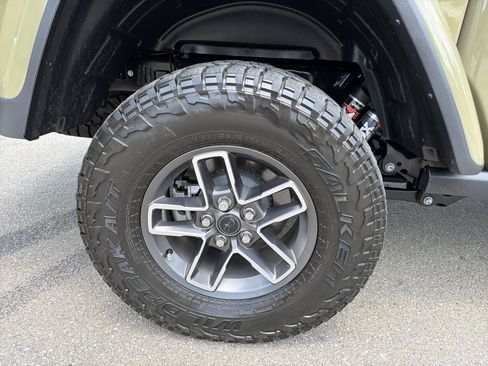 Used 2025 Jeep Gladiator Mojave AWD/4WD image 17