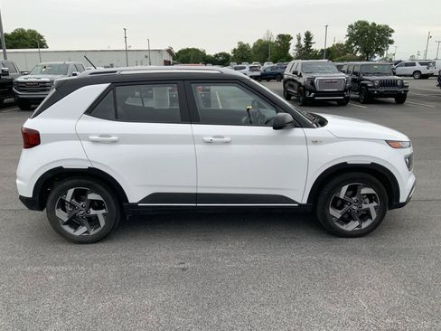 Used 2024 Hyundai Venue Limited FWD image 11