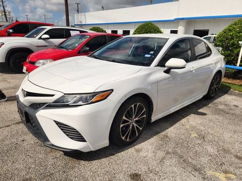 Used 2019 Toyota Camry SE FWD image 3