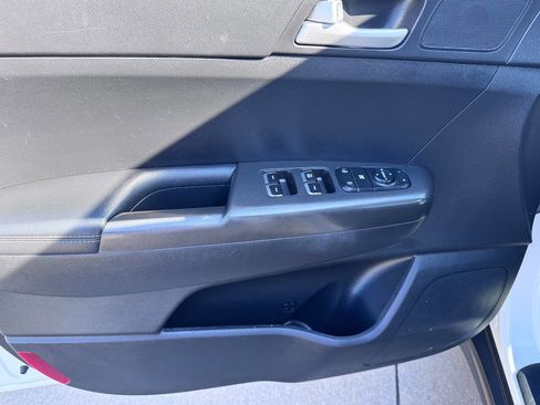 Used 2020 Kia Sportage LX image 16