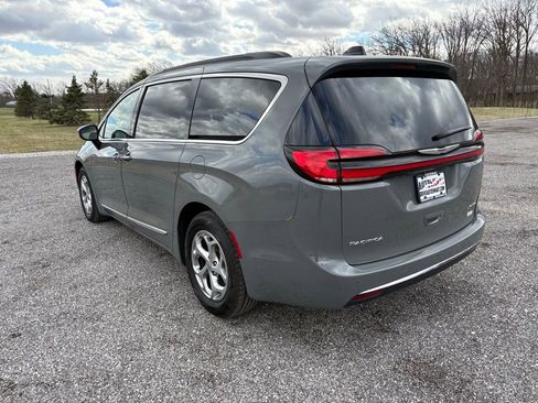 Used 2023 Chrysler Pacifica Limited FWD image 5