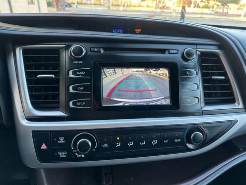 Used 2017 Toyota Highlander LE image 12