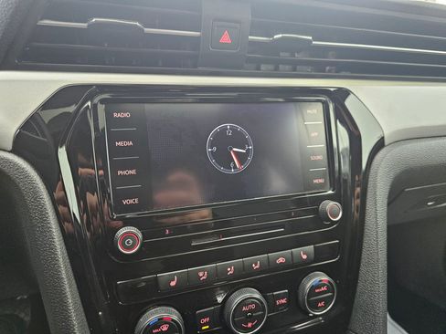 Used 2022 Volkswagen Passat 2.0T SE image 17