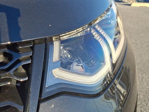 Used 2022 Land Rover Discovery Sport SE R-Dynamic image 9