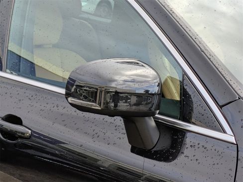 Certified 2023 Volvo XC60 B5 Ultimate w/ Climate Package image 12